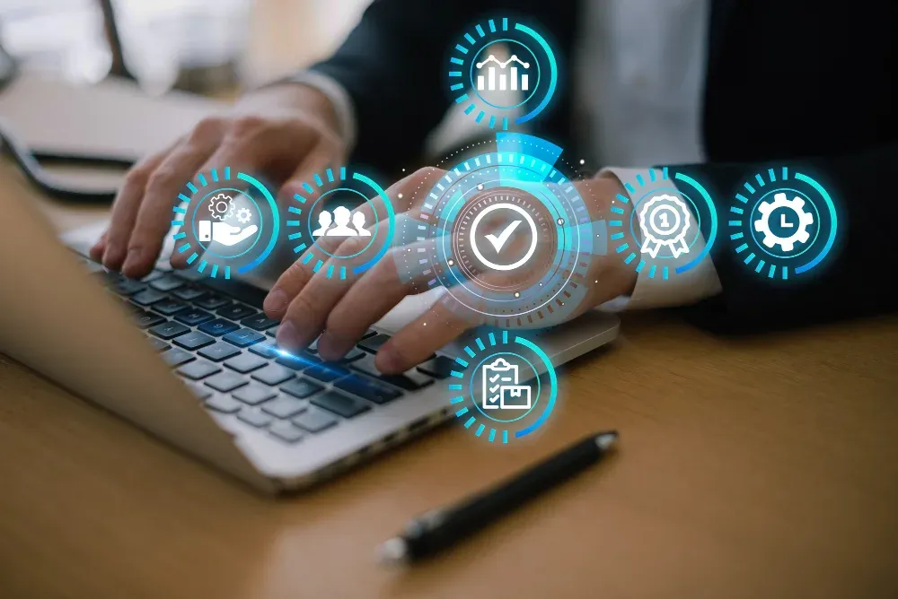 Manos escribiendo en un portátil, con iconos de gestión de servicios superpuestos